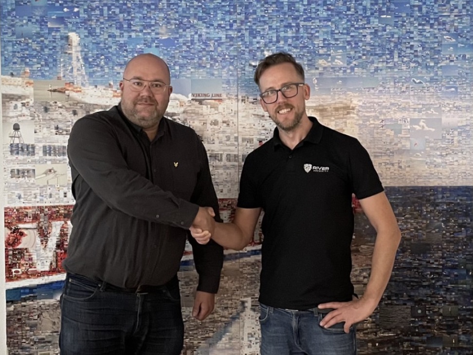 Alexander Östergård of Viking Line and Jens Dahlkvist of River Security shaking hands